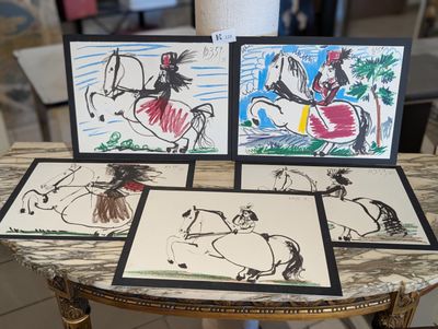 quatre cartes représentant des chevaux, posées sur une table