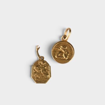 une paire de breloques en forme de pièces d'or ornées d'un lion