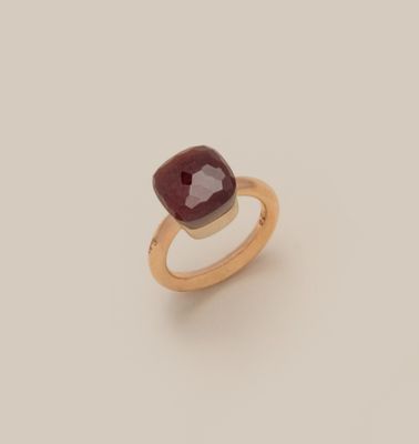 Gros plan sur une bague ornée d'une pierre rouge