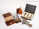 un grand nombre d'outils posés sur une table