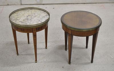 deux tables au plateau en marbre sont posées sur un sol en béton