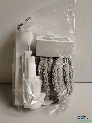 un sac contenant des produits d'entretien posé sur un plan de travail