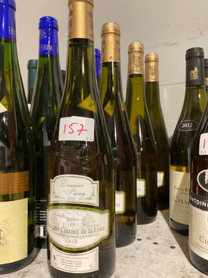 plusieurs bouteilles de vin sont alignées sur un comptoir