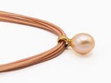 collier de perles et de cuir sur fond blanc