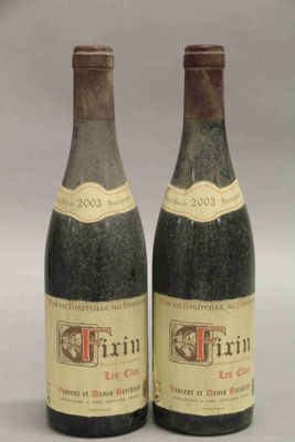 deux bouteilles de vin posées l'une à côté de l'autre sur une table