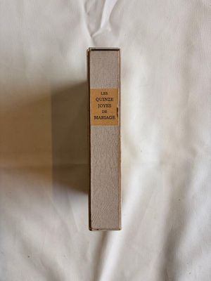 une boîte posée sur un lit recouvert d'un drap blanc