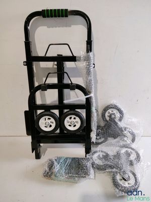 un ours en peluche assis à côté d'un chariot à roulettes