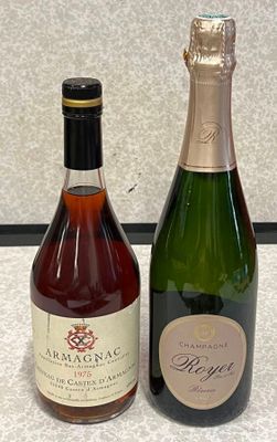 deux bouteilles de vin posées l'une à côté de l'autre sur un comptoir