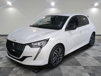 la voiture blanche est garée sur le sol à carreaux d'une pièce