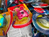 une boîte remplie de jouets et d'autres objets qui s'y trouvent