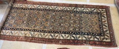 un tapis posé à même le sol, à côté d'un autre tapis posé à même le sol
