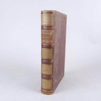 un vieux livre posé sur une surface blanche