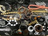de nombreux types de colliers et de bracelets posés sur une table