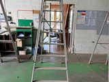 une échelle posée au milieu d'une pièce