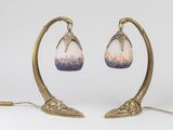 paire de lampes de table anciennes en laiton avec des abat-jours en verre peint