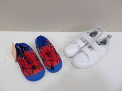 Deux paires de chaussures d'enfants sont posées sur une table.