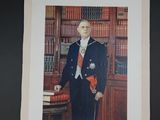 une vieille photo d'un homme en uniforme militaire debout devant une bibliothèque
