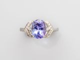une bague ovale sertie d'une tanzanite et de diamants