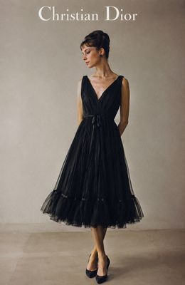 La robe noire de Christian Dior est mise en avant dans la nouvelle publicité Dior