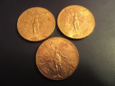 trois pièces d'or empilées les unes sur les autres sur une table