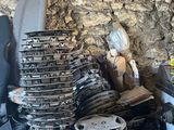 un tas de vieilleries posé à côté d'un mur de pierre