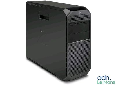 un ordinateur de bureau noir sur lequel sont posés un clavier et une souris