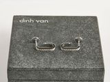 la paire de boucles d'oreilles repose sur un écrin noir