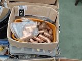 de nombreuses caisses contenant différents types de tuyaux et de raccords en cuivre