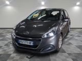 la voiture grise est garée dans le garage sur le sol en damier
