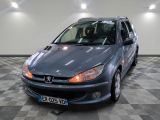 la photo d'une voiture garée dans un garage