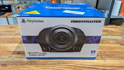 un gros plan d'une boîte posée sur une table, avec une manette de jeu à côté