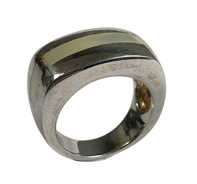 une image représentant une bague en argent ornée d'une bande noire et blanche