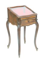 Meuble formant vitrine en bois naturel, mouluré et sculpté à…