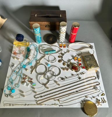 une table sur laquelle sont posés de nombreux bijoux