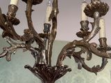 un lustre sur lequel sont disposées cinq bougies