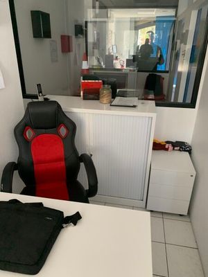 un bureau avec une chaise et un ordinateur portable dessus