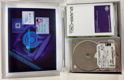un disque dur dans la boîte, avec son contenu à l'intérieur
