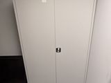 une armoire blanche dans un coin de la pièce