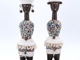 paire de figurines africaines représentant deux femmes coiffées de chapeaux