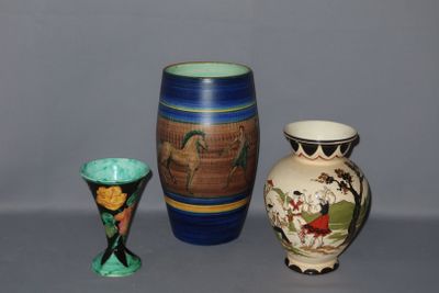 trois vases posés l'un à côté de l'autre sur une table