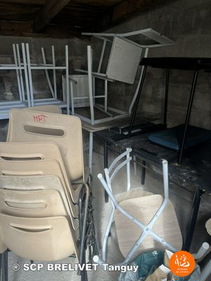 de nombreuses chaises et tables dans une pièce où il y en a beaucoup