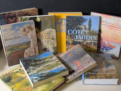 un grand nombre de livres posés sur une table