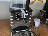 une machine à café posée sur une table en bois