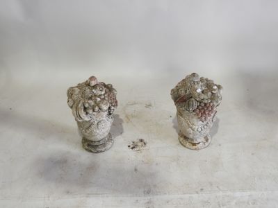 deux figurines assises sur une table