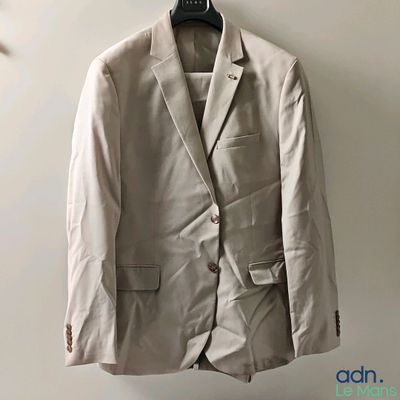 une photo d'un costume suspendu à un cintre