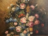 peinture représentant un vase de fleurs posé sur une table, devant un fond marron