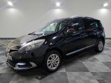 la petite voiture noire est garée dans le garage sur un sol en damier