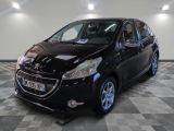 la petite voiture noire est garée dans une grande pièce
