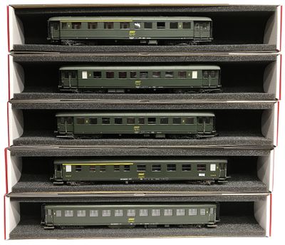 cinq wagons empilés les uns sur les autres