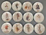 six assiettes, sur lesquelles figurent différentes images de personnes, posées sur une table